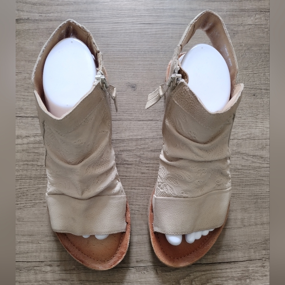 Miz Mooz Flaire Sandals Women's 9-9.5 EU40 Beige Linen Leather Floral.